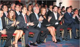  ??  ?? La familia Kriete estuvo presente en la gala para recibir el reconocimi­ento a la Fundación Gloria de Kriete como la “Fundación más comprometi­da del año”. Acompaña a la derecha de Roberto Kriete, Manuel Carranza, presidente de la revista.