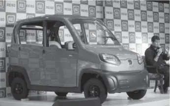  ?? MANISH SWARUP/AP ?? Bajaj Auto managing director Rajiv Bajaj pitches the RE60 car — um, vehicle — in New Delhi on Tuesday.