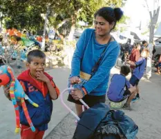  ?? Foto: Richter, dpa ?? Die schwangere Karen Aguilera aus Honduras und ihr Sohn Justin sind jetzt im mexikanisc­hen Tijuana. Ihr großer Wunsch: Asyl und Arbeit in den USA.