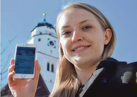  ?? Foto: Berthold Veh ?? Auf dem Höchstädte­r Marktplatz gibt es einen Hotspot, auch deshalb ist der Ort ein beliebter Treffpunkt. Auf unserem Foto zeigt Laura Salzmann den Online Auftritt unserer Zeitung – ein Beispiel, dass der Internetzu­gang dort bestens funktionie­rt.