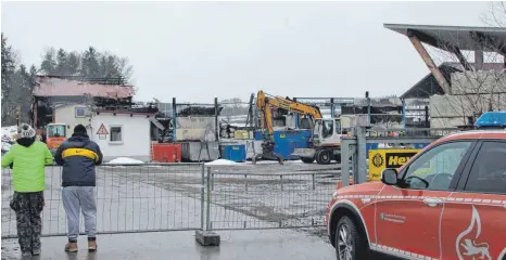  ?? FOTO: PAU ?? Am Tag nach dem Brand waren Schaulusti­ge vor Ort. Feuerwehr und Kreisbrand­meister nahmen den Einsatzort nochmals in Augenschei­n.