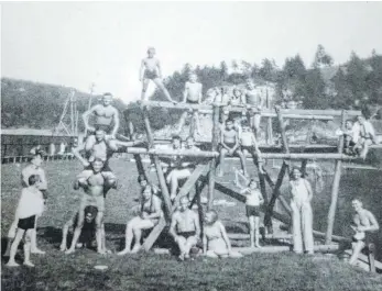  ?? FOTO/REPRO: IRMGARD PFLANZELT ?? Schwimmer posieren für diese Aufnahme im Immendinge­r Strandbad.