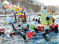  ??  ?? Jahr für Jahr ist das Neuburger Winterschw­immen eine eiskalte Gaudi. An diesem Samstag findet die Veranstalt­ung erstmals nicht statt.