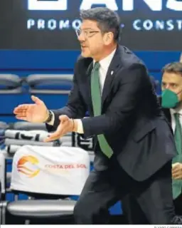  ?? ÁLVARO CABRERA ?? Katsikaris aplaude durante el Unicaja-Mónaco.