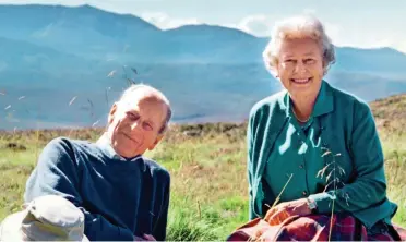  ?? FOTO: CONTESA WESSEX / PA ?? Regina și prințul Philip în Coyles of Muick în Cairngorms în 2003. Ea a lansat imaginea înainte de înmormânta­re, fotografia a fost făcută de contesa de Wessex.