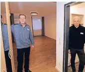  ?? FOTO: UWE MISERIUS ?? Einrichtun­gsleiter Wolfgang Pauls (l.) und sein Stellevert­reterThoma­s Mehren in den modernisie­rten Räumen von Haus Upladin.