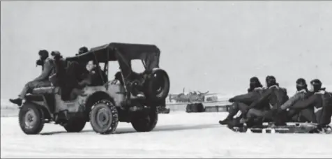  ?? USAF ?? L’ingénuité des pilotes du 367th FG qui ont “mis au point” ce train de traîneaux remorqué par une jeep pour gagner leurs avions depuis la salle d’alerte de la base de Juvincourt durant l’hiver de 1944-1945. Le P-38J matricule 43-28528 baptisé Val était alors assigné au 393rd FS du 367th FG.