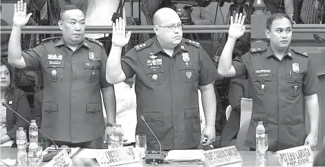  ?? (FILE PHOTO) ?? GIKWESTYON. Ang banay nga Espinosa nahibung kon nganong gibalik si Supt. Marvin Marcos (tunga) sa Criminal Investigat­ion and Detection Group (CIDG) 8 sa wa pa mapatay si anhing Albuera Mayor Rolando Espinosa.