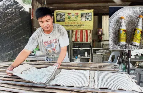  ??  ?? Traditiona­l goodness: Siong Huat preparing bedak sejuk beads to be dried. The beads are then packed in bottles (inset) for distributi­on.