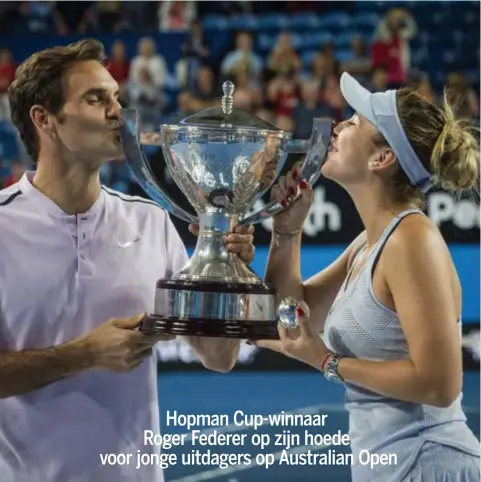  ?? FOTO EPAEFE ?? Het blijft speciaal, ook zeventien jaar nadat Roger Federer zijn eerste proftrofee heeft veroverd. Aan de zijde van Belinda Bencic won hij zaterdag de Hopman Cup.