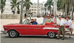  ?? FOTO: ZDF/JULIO A. LARRAMENDI ?? Theo, Steven Gätjen, Gisela, Ruth, Marianne, Ernst Siebert und Nauke mit einem er Chevrolet Bel Air Cabrio in Kuba.