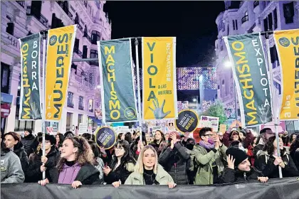  ?? Foto Afp ?? ▲ Feministas se movilizaro­n en Madrid en demanda de equidad y contra la violencia de género.