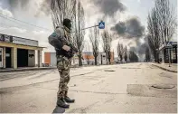  ?? [AFP] ?? Ein ukrainisch­er Soldat in einem Vorort von Kiew. Die Hauptstadt hält nach wie vor stand.