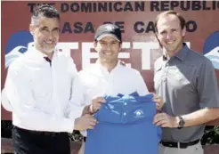  ??  ?? Willy Pumarol posa con su polo junto a Andrés Pichardo, Presidente de Casa de Campo, y Robert Birtel, Director de Golf, tras su anuncio como embajador de golf del resort.