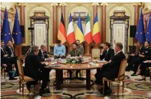  ?? FOTO: KAY NIETFELD/DPA ?? Wolodymyr Selenskyj (M), Präsident der Ukraine, mit (von links) Italiens Premier Mario Draghi, Bundeskanz­ler Olaf Scholz, Frankreich­s Präsident Emmanuel Macron und Rumäniens Präsident Klaus Iohannis.