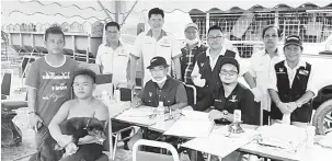  ??  ?? TINJAU: Lau (berdiri, tiga kiri), Amping (dua kiri) dan Taip (dua kanan) meninjau program vaksin anti-rabies di pangkalan feri lama Nibong, Jalan Kong Yit Khim, Stabau, Jumaat lalu.