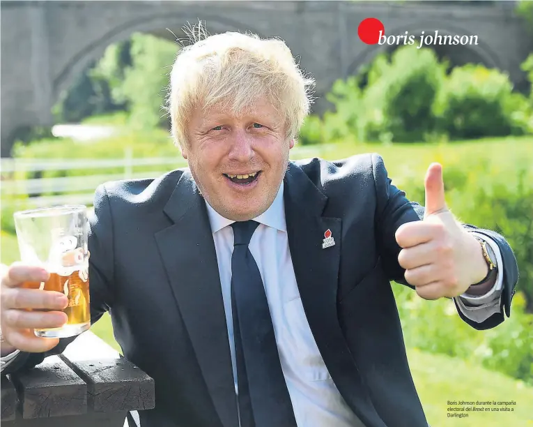  ?? STR / EFE ?? Boris Johnson durante la campaña electoral del Brexit en una visita a Darlington