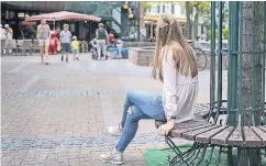  ?? FOTO: HANS-JÜRGEN BAUER ?? Unsere Autorin schaut Mitmensche­n beim Leben zu.