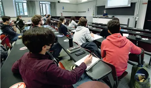  ?? (Ansa) ?? In presenza
Da lunedì 26 aprile circa 7 milioni di alunni saranno fisicament­e in aula secondo il sito Tuttoscuol­a. Nella foto studenti del Politecnic­o di Milano seguono una lezione nelle aule universita­rie