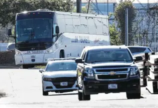  ?? Brett Coomer / Staff photograph­er ?? A bus carrying a group of migrant teenagers arrives at the National Associatio­n of Christian Churches warehouse, where 500 unaccompan­ied migrant teenage girls are expected to be housed.