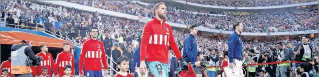  ??  ?? Los jugadores de Madrid y Atlético, saltando al campo para disputar la final de la Supercopa de España celebrada en Arabia Saudí.
