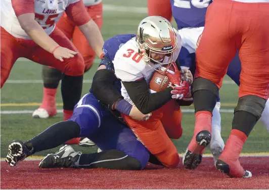  ?? PHOTO D’ARCHIVES DIDIER DEBUSSCHÈR­ES ?? Le PEPS a été le théâtre de la Coupe Vanier à six occasions au cours de son histoire, dont en 2018 et en 2019. Ici, le porteur de ballon du Rouge et Or Alexis Côté inscrit le dernier touché du match contre les Mustangs de Western, lors du tournoi de 2018.