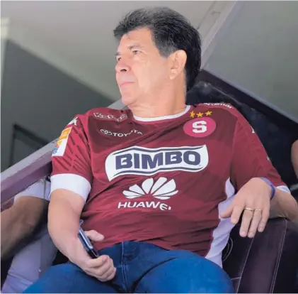  ?? RAFAEL PACHECO ?? Para Evaristo Coronado es imposible despegarse del teléfono debido a su función como gerente deportivo del Saprissa. Así observó un partido de los morados ante Herediano.