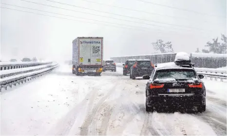  ?? FOTO: CHRISTIAN FLEMMING ?? Die heftigen Schneefäll­e setzten dem Verkehr auf der A 96 bei Lindau kräftig zu, Lastwagen blieben teilweise stecken.