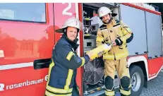  ?? FOTO: FEUERWEHR MEERBUSCH ?? Die neue Schutzklei­dung (rechts) soll unter anderem die Sichtbarke­it der Feuerwehrl­eute im Einsatz verbessern.