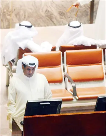  ?? Photo by Mohamed Morse ?? File photo shows trading in progress. KSE ends Thursday’s session in red.