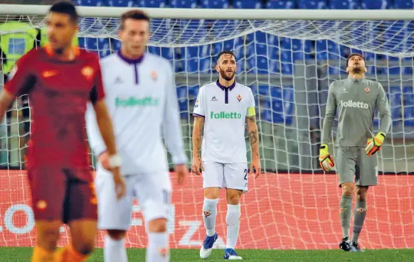  ??  ?? Gonzalo e Tatarusanu si disperano al gol della Roma: anche ieri sera la difesa è stato il punto debole della squadra allenata da Sousa