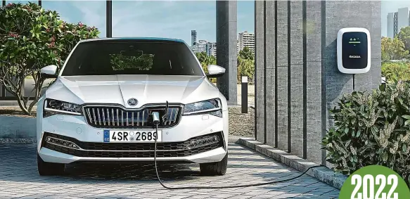  ??  ?? Hybridní Superb O pohon první plug-in hybridní škodovky se stará benzinový motor 1.4 TSI a elektromot­or, dohromady disponujíc­í výkonem 160 kW (218 k) a maximálním točivým momentem 400 Nm. Dojezd v čistě elektrické­m módu činí až 55 km. Foto Škoda Auto