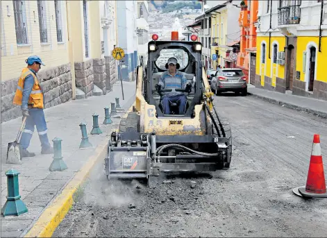  ?? Patricio terán / el comercio ?? • La Empresa de Obras Públicas realiza la repaviment­ación de la calle Don Bosco, en el barrio La Tola, en el centro.