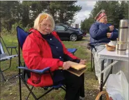  ??  ?? Biret Elle Láilá ja Ánne Kirste Østby oahpaheaba mánáide ulluid káret. Sudnos leat láiggit maid mielde jus mánát háliidit oahppat bárgidit.