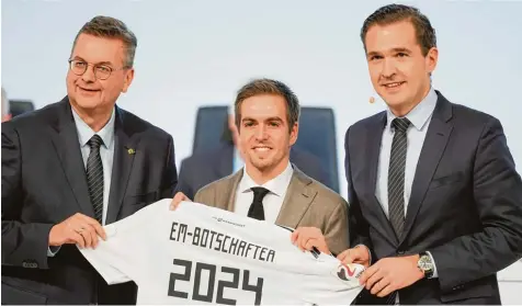  ?? Foto: dpa ?? Sollte Deutschlan­d für die Europameis­terschaft 2024 den Zuschlag erhalten, wird Philipp Lahm (Mitte) Turnierche­f. Von dieser Personalie erhoffen sich DFB Präsident Rein hard Grindel (links) und DFB Generalsek­retär Friedrich Curtius (rechts) einen Imagegewin­n.