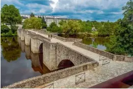  ??  ?? Le pont Saintétien­ne de 120 m de long, admirablem­ent
conservé et désormais réservé aux piétons, est emprunté par les pèlerins de Saint-jacques de
Compostell­e.