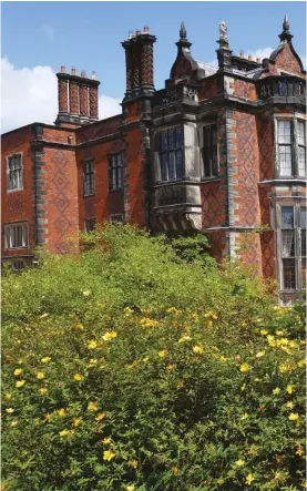  ??  ?? CENTRE
Arley Hall overlooks swathes of parkland