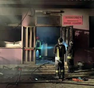  ??  ?? L’incendio I vigili del fuoco hanno lavorato un’ora e mezza per spegnere le fiamme divampate all’interno di una camerata del centro di accoglienz­a a Bagnoli