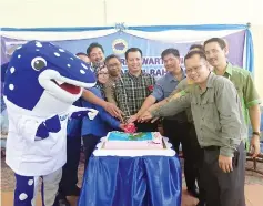  ??  ?? Jamli (middle) cutting the cake to mark the 43rd anniversar­y of the proclamati­on of Tunku Abdul Rahman Park together with other invited guests.