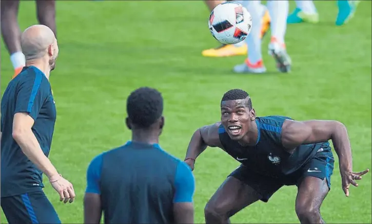  ?? FRANCK FIFE / AFP ?? Pogba, en presencia de Umtiti, de espaldas, intentando un malabarism­o durante el entrenamie­nto del equipo de Francia, ayer en Clairfonta­ine