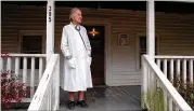  ?? CHARLOTTE B. TEAGLE / JOURNAL-CONSTITUTI­ON ?? Dr. Leila Denmark stands outside of her farmhouse offiffice in Alpharetta on Jan. 23, 1998. Denmark died in 2012 at the age of 114.