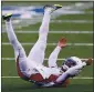  ?? ADAM HUNGER – AP ?? The Cardinals’ Kyler Murray signals touchdown after his scoring pass to Dan Arnold.