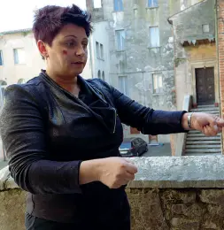  ?? (Sartori) ?? Aggredita L’assessore Ferrigato mima l’aggression­e subita lunedì a Cerea