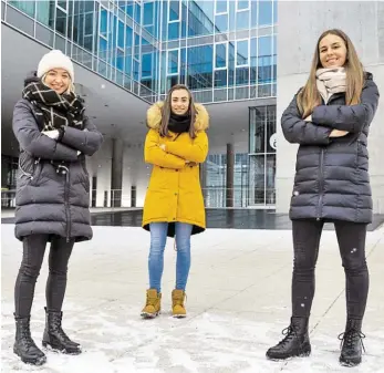  ?? BILD: SN/CHRIS HOFER ?? Von der Uni an die Schulen: die Studentinn­en Julia Grünwald, Juliana Naglmayr und Sarah Gschwandtn­er.