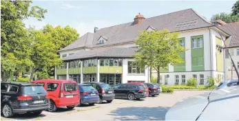  ?? FOTO: KARIN KIESEL ?? Der Bleiche-Parkplatz in Bad Waldsee soll im Zuge der Umgestaltu­ng um 90 Grad gedreht werden. Zu den Planungen gehört auch ein möglicher Neubau der Stadthalle, eine Entscheidu­ng über den Abriss ist noch nicht getroffen worden.