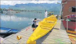  ?? WASEEM ANDRABI/HT ?? A man painting a shikara (boat) on the banks of Dal Lake in Srinagar.