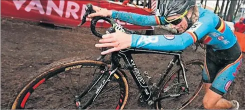  ??  ?? EN ACCIÓN. La belga Femke van den Driessche, con su bicicleta a cuestas durante el Mundial Sub-23 de ciclocross, disputado en Zolder.