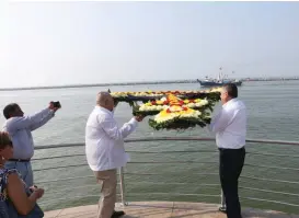  ?? YAZMÍN SÁNCHEZ ?? Rinden homenaje a la vida de marinos de Pemex.