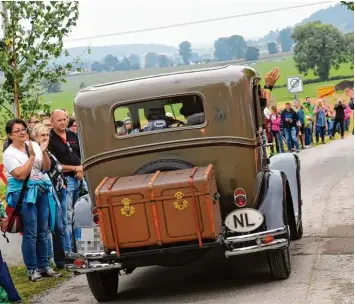  ??  ?? Da fehlt nur noch der Kautabak: Beim Start in Horgau bringt dieser Austin Deluxe Saloon aus dem Jahr 1931 den Wilden Westen ins Augsburger Land.