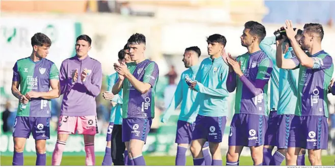  ?? REPORTAJE GRÁFICO: CARLOS GUERRERO ?? Los jugadores del Málaga saludan a la afición.